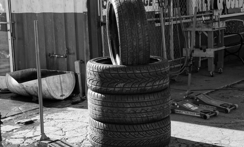 automotive tire lifter guide